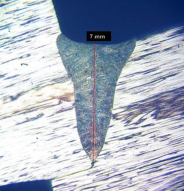 Schliffbildanalyse in der internen Metallografie zur Überprüfung der Schweißnahttiefe. Auf dem Schliffbild sind keine Lunker und Risse erkennbar. Die Schweißnahttiefe beträgt 7 mm bei einer Edelstahlweißnaht